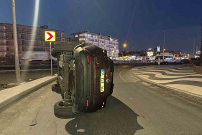Bakırköy’de otomobil refüje çarpıp devrildi: 1 yaralı