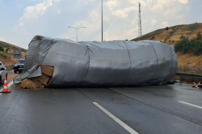 Balıkesir’de saman yüklü tır devrildi, otoyol trafiğe kapandı