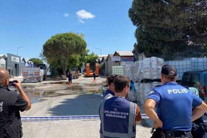 Balıkesir’de yere dökülen kimyasal madde kum emdirilerek temizlendi