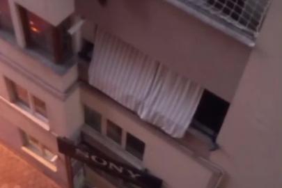Balkon filesinde asılı kalan çocuğunu düşmesin diye dakikalarca tuttu