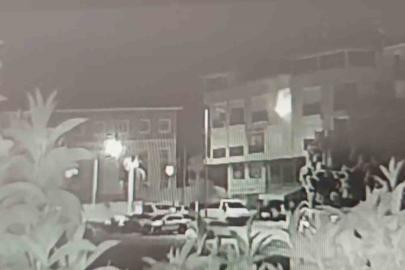 Balkonda oynayan çocuğun ateşle oyunu alt kattaki döşeme atölyesini küle çevirdi