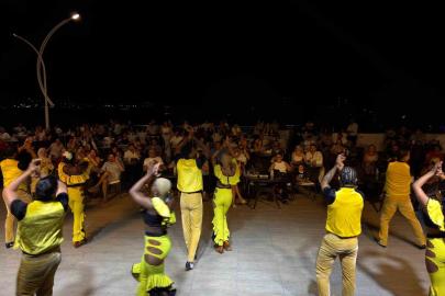 Bardakçı Koyu’nda tatil konser ve dans şovlarıyla renklendi