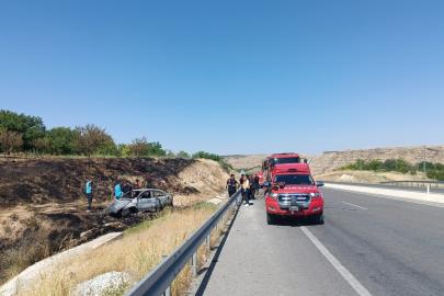 Bariyerlere çarpan otomobil alev aldı: 1 ölü, 1 ağır yaralı