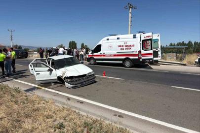 Bariyerlere çarpan otomobilde 6 kişi yaralandı