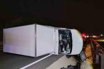 Bariyerlere çarpıp devrilen kamyonetin sürücüsü yaralandı