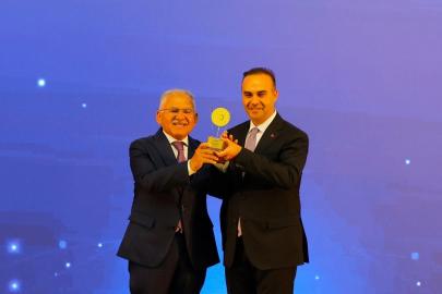 Başkan Büyükkılıç, Türkiye’de ilk olan RES projesiyle Bakan Kacır’ın elinden ödül aldı