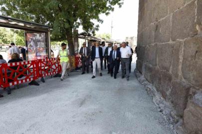 Başkan Büyükkılıç’tan Cumhuriyet Meydanı’ndaki büyük dönüşüme yakın takip