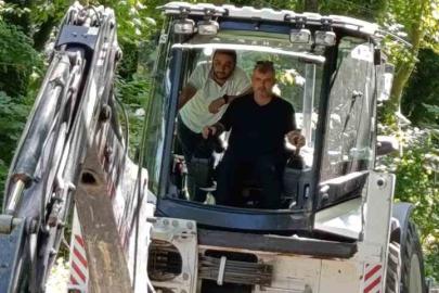 Başkan makamı bıraktı, kepçe koltuğuna geçti