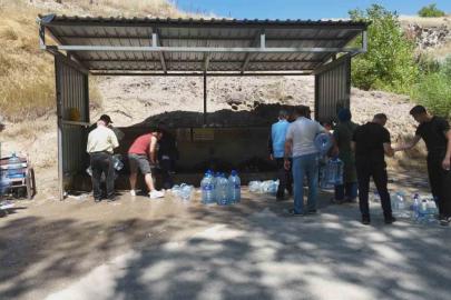 Başkentte 3 gün susuz kaldılar, çeşmelere akın ettiler