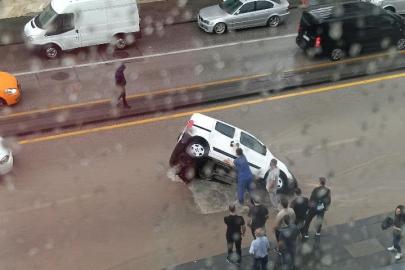 Başkentte sağanak hayatı felç etti: Yol çöktü, araç çukura düştü, iş yerlerini su bastı