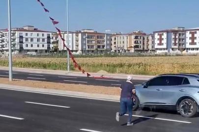 Batmanlı işçi yerdeki Türk bayrağını alıp, boyunun yettiği en yüksek noktaya astı