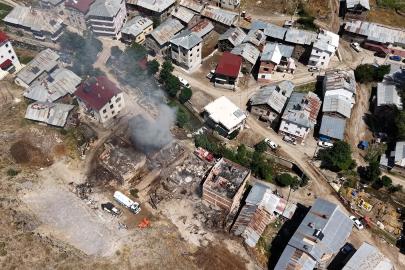 Bayburt’ta çıkan yangında hasar gören 5 ev ve 3 samanlık havadan görüntülendi