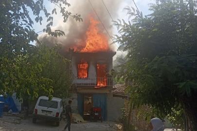 Bayındır’da iki katlı ev yanarak kül oldu