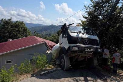 Beton mikseri evin çatısına düştü: Faciadan dönüldü