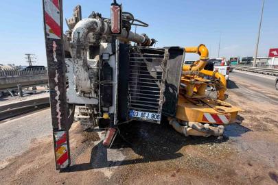 Beton pompası kamyonu bariyerlere çarpıp yan yattı