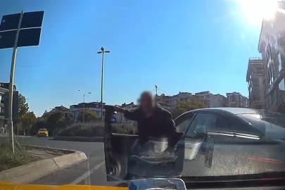 Beylikdüzü’nde trafik magandası taksicinin önünü kesip aracını yumrukladı