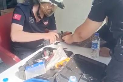 Bileğinde sıkışan kelepçe itfaiyenin müdahalesiyle çıkartıldı