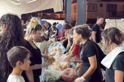 Bir yanda alevlerle mücadele, bir yanda yürek ısıtan dayanışma
