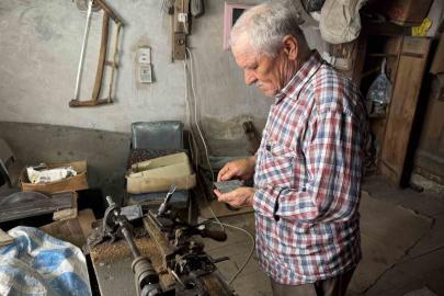Bolu’da 50 yıldır manda boynuzundan tarak yapıyor