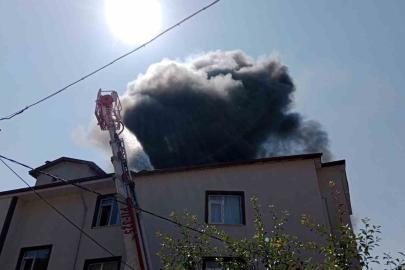 Bolu’da apartmanın çatı katı alev alev yandı