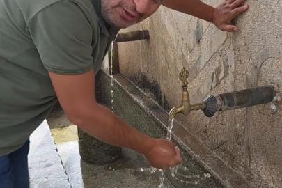 Bolu’da duyarlı vatandaş, hayvanların su içtiği yosunlu çeşmeyi temizledi