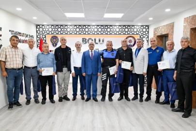 Bolu’da emekliye ayrılan polislere teşekkür belgesi