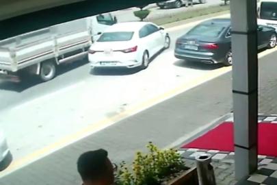 Bolu’da park yerinden çıkan otomobile kamyon çarptı
