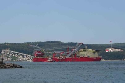 Boru döşeme gemisi ’JSD 6000’ Çanakkale Boğazı’ndan geçti