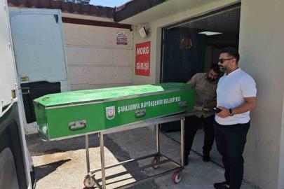 Boş arazide battaniyeye sarılı erkek cesedi bulundu
