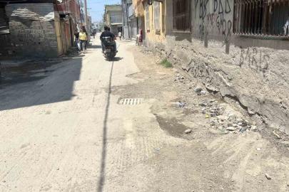 Bozuk yollar mahalleliyi isyan ettirdi