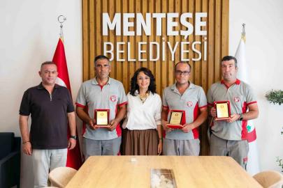 Buldukları çantayı sahibine teslim eden personele Başkan Köksal Aras’tan özendirme primi