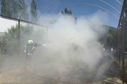 Burdur’da ev bahçesinde çıkan yangında 2 ton arpa kül oldu