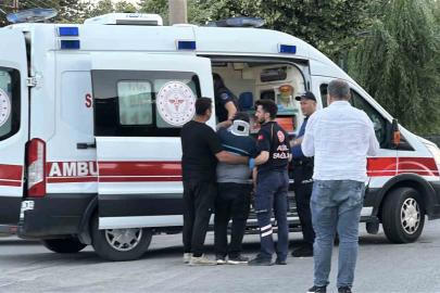 Burdur’da hafif ticari araç ile motosiklet çarpıştı: 1’i ağır 2 yaralı