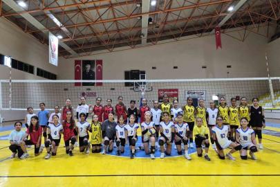 Burhaniye’de gençler spor ve sanatla tek yürek oluyor
