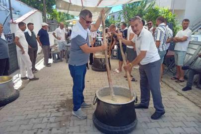 Burhaniye’de keşkek dövme geleneği devam ediyor