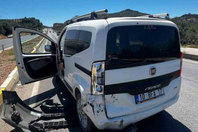 Burhaniye’de otomobiller çarpıştı