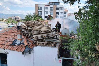 Burhaniye’de yanan evde mahsur kalan vatandaşı itfaiye kurtardı