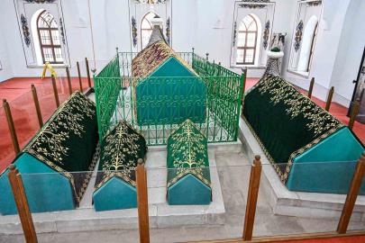 Bursa’da hanedan türbelerindeki puşideler yenileniyor