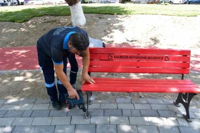 Büyükşehir emekle üretiyor, şehir mobilyalarla güzelleşiyor