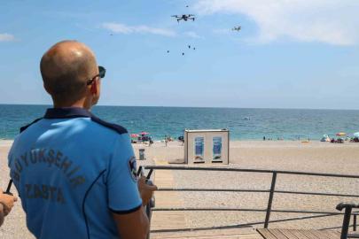 Büyükşehir zabıtası Konyaaltı Sahili’nde dron desteğiyle denetimlerini sürdürüyor
