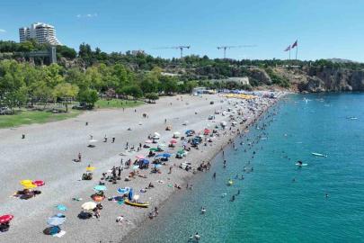 Büyükşehir’den Konyaaltı Sahili’nde 7/24 temizlik mesaisi