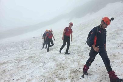 Çamlıhemşin’de mahsur kalan 3 turiste 10 saatlik çalışmaların ardından ulaşıldı