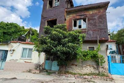 Can güvenliğini tehdit eden bina kontrollü şekilde yıkıldı
