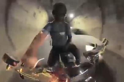Cankurtaran Tüneli içinde tehlikeli anlar: Şerit ihlali yapan otomobilin motosiklete teması kamerada