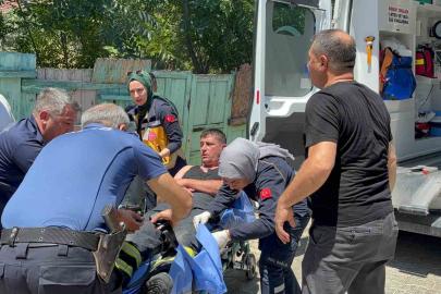 Çatı yangınına müdahale ederken bir alt kata düşen itfaiyeci yaralandı