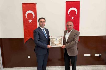 Çavdarhisar Kaymakamı Murat Ak’a Fahri Hemşehrilik Beratı