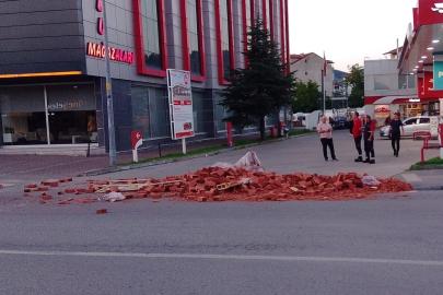 Çaycuma’da hareket halindeki tırdan yola tuğlalar saçıldı