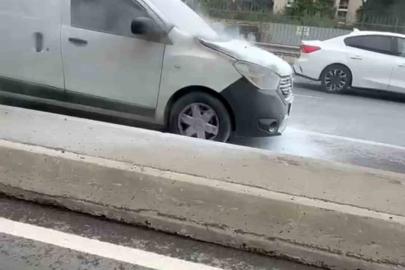 Çekmeköy’de yanan otomobil vatandaşların müdahalesiyle söndürüldü