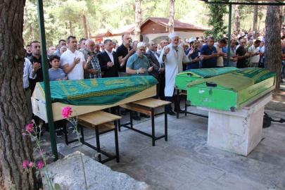 Cenaze dönüşü kazada hayatını kaybeden anne ve 2 oğlu son yolculuklarına uğurlandı