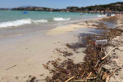 Çeşme sahillerindeki kirlilik tatilcilerin tepkisine neden oldu